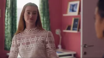 Top en dentelle à col montant Maje Loropi porté par Mia Banks (Abigail O’Regan) dans Spellbound (S01E21)