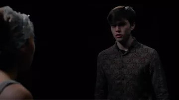 Chemise bordeaux fluide avec motif cachemire portée par Adrian épisodes inconnus (Cameron James-King) comme on le voit dans Spellbound (S01E26)