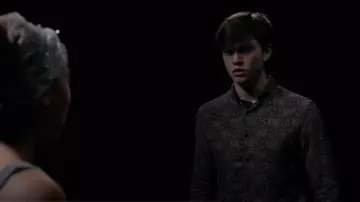 Chemise bordeaux fluide avec motif cachemire portée par Adrian épisodes inconnus (Cameron James-King) comme on le voit dans Spellbound (S01E26)