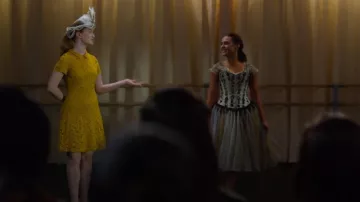 Robe à col en dentelle jaune Zara portée par Mia Banks (Abigail O’Regan) dans Spellbound (S01E21)