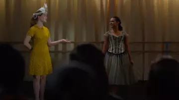 Robe à col en dentelle jaune Zara portée par Mia Banks (Abigail O’Regan) dans Spellbound (S01E21)
