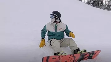 Veste de snowboard à capuche Longo Pullover Anarok pour homme Volcom portée par Kory Keefer comme on le voit dans Winter House (S03E09)