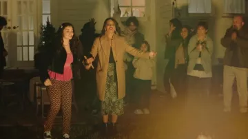 Falda Joie Brystal Wild-Print usada por Naz (Saba Homayoon) como se ve en Chad (T02E08)