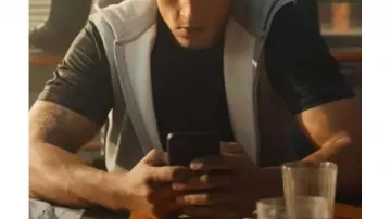 Chaleco gris con capucha para hombre de Octavio Bergmann (Emilio Sakraya) en sesenta minutos