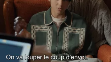 Le polo vert zippé Urban Outfitters porté par Isaac Garcia (Isaac Arellanes) dans la série Ma vie avec les Walter Boys (S01E05)