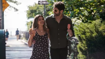 Vestido de verano estampado usado por Mack (Gina Rodriguez) como se ve en la película Players