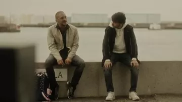 Le sweatshirt à capuche blanc porté par Simon Leprieur (Panayotis Pascot) dans la série De grâce (S01E05)