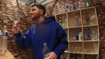 La sudadera azul con capucha que lleva Amixem en el vídeo de YouTube FIND THE SECRET ROOM #1 (nos saltamos el presupuesto)