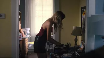 Pantalones cortos de cuero de Coach en negro usados por Renee Segna (Riley Voelkel) como se ve en Hightown (T03E03)