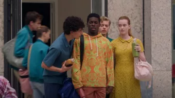 Robe à col en dentelle jaune Zara portée par Mia Banks (Abigail O’Regan) comme on le voit dans Spellbound (S01E24)