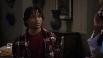 Sobrecamisa de H&M usada por Dele (Travis Wolfe Jr.) como se ve en Bob Hearts Abishola (T05E01)