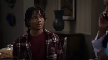 Surchemise H&M portée par Dele (Travis Wolfe Jr.) dans Bob Hearts Abishola (S05E01)