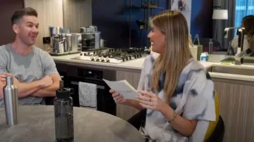 Blusa de satén oversize de H&M usada por Lauren Dunn como se ve en Casados a primera vista (T11E10)