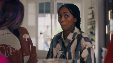 Veste en jean rayée Na-Kd portée par Lola (Gomolémo Tsagaé) dans Spellbound (S01E24)