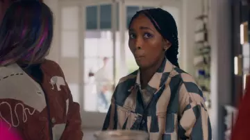 Veste en jean rayée Na-Kd portée par Lola (Gomolémo Tsagaé) dans Spellbound (S01E24)