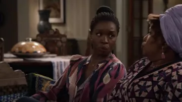 Blusa Ba&sh Wim usada por Abishola (Folake Olowofoyeku) como se ve en Bob Hearts Abishola (S05E01)