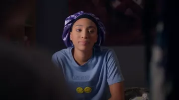 T-shirt bleu à manches courtes Galeries Lafayette Smiley porté par Cece Parker-Jones (Hailey Romain) dans Spellbound (S01E24)