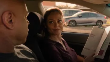 Chemise à panneaux latéraux flammés de James Perse portée par Jane Tennant (Vanessa Minnillo) dans NCIS : Hawaï (S03E01)