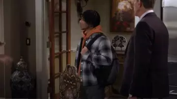 Chemise en flanelle à carreaux de l’Aéropostale portée par Dele (Travis Wolfe Jr.) comme on le voit dans Bob Hearts Abishola (S05E01)