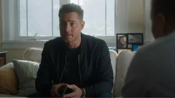 Blouson aviateur Bassett réversible AllSaints porté par Colter Shaw (Justin Hartley) comme on le voit dans Tracker (S01E01)