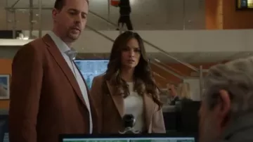 Pull Aritzia Babaton James porté par Jessica Knight (Katrina Law) dans NCIS (S21E01)