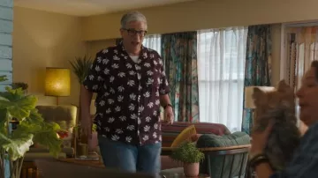 Gap Linen-Cot­ton Va­cay Shirt worn by Velma Bruin (Abby McEnany) as seen in Tracker TV series outfits (Season 1 Episode 1)