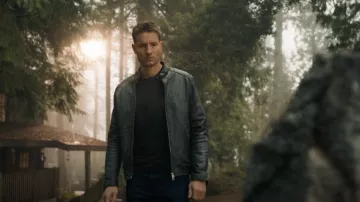 Veste en cuir AllSaints Cora, portée par Colter Shaw (Justin Hartley) comme on le voit dans Tracker (saison 1 épisode 1)