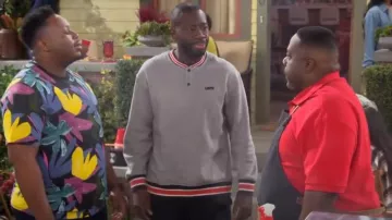 Sweat-shirt Levi’s Logo Detail Contrast Trim porté par Malcolm Butler (Sheaun McKinney) tel qu’on le voit dans The Neighborhood (S06E01)