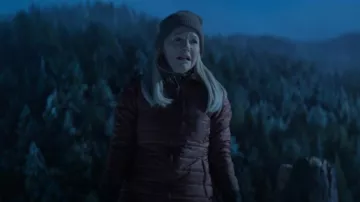 Patagonia Radalie In­su­lat­ed Par­ka worn by Nora Parker (Rachael Harris) as seen in Goosebumps (S01E08)