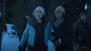 Moncler Bardanette Plumón Chaqueta Verde usada por Margot Stokes (Isa Briones) como se ve en Goosebumps (S01E08)