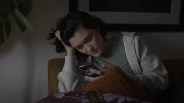 We The Free Be My Baby Tee usado por Margot Stokes (Isa Briones) como se ve en Goosebumps (T01E10)