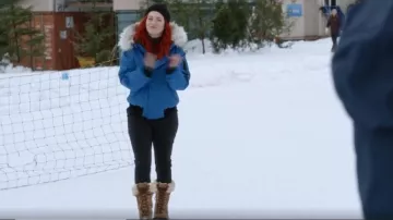 Botas Ugg Adirondack usadas por D'Arcy Bloom (Alice Wetterlund) como se ve en Resident Alien (T02E11)