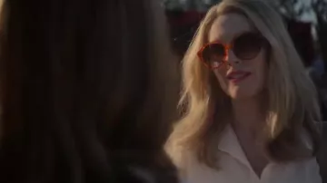 Gafas de sol usadas por Gracie (Julianne Moore) como se ve en los atuendos de la película de mayo y diciembre