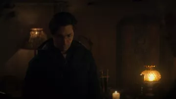 Chaqueta resistente al agua Fjallraven Skogsö usada por Nathan Bratt (Justin Long) como se ve en Goosebumps (T01E10)