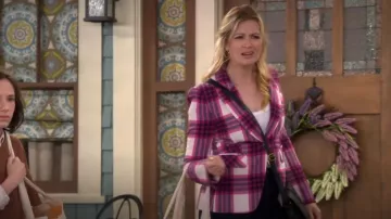Veronica Beard Dickey Plaid Cut Away Blazer usado por Gemma Johnson (Beth Behrs) como se ve en The Neighborhood (T06E01)