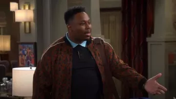 Chaqueta de chándal de punto oversize de Asos Design en ribete de jacquard usada por Marty Butler (Marcel Spears) como se ve en The Neighborhood (T06E01)