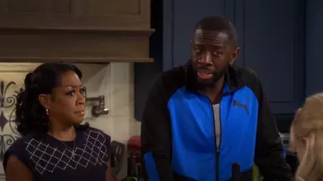 Chaqueta de tricot con logotipo en contraste de Puma en azul racing usada por Malcolm Butler (Sheaun McKinney) como se ve en The Neighborhood (S06E01)