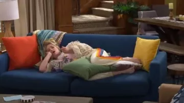 Pantalones de chándal Aviator Nation Stripe en blanco vintage usados por Gemma Johnson (Beth Behrs) como se ve en The Neighborhood (S06E01)