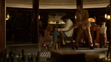 Jupe-culotte taille haute à carreaux à carreaux Smythe en blush Plaid portée par Imogene (Violett Beane) comme on le voit dans La mort et autres détails (S01E06)
