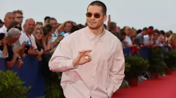 The pink shirt worn by François Civil at the Cabourg Festival 2023