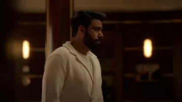 Cardigan croisé en tricot Giorgio Armani porté par Sunil (Rahul Kohli) dans Death and Other Details (S01E06)