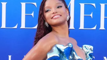 Vestido verde azulado con hombros descubiertos de Valdrin Sahiti usado por Halle Bailey en el estreno en Los Ángeles de 'La Sirenita' el 8 de mayo de 2023