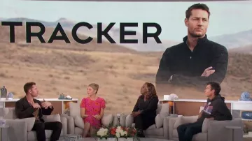 DKNY Twisted Imit-Leather-Collar Top porté par Sheryl Underwood comme on le voit dans The Talk le 9 février 2024