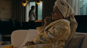 Roberto Cavalli Peignoir en éponge porté par Cici (Chaya Joyce Baris) dans Expats (S01E04)