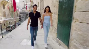 Polo de lana con punta Horton marrón Orlebar en la noche Iris usado por Joey Graziadei como se ve en The Bachelor (T28E04)
