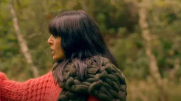 Rose & Wul Jum­bo Knit Scarf worn by Claudia Winkleman as seen in The Traitors (S02E08)