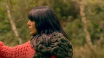 Rose & Wul Jum­bo Knit Scarf worn by Claudia Winkleman as seen in The Traitors (S02E08)