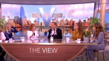 Falda midi plisada de piel sintética Daphne de Proenza Schouler usada por Sara Haines vista en The View el 13 de febrero de 2024