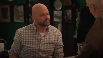 J Crew Stretch Secret Wash Shirt In Heather Poplin Gingham usado por Jim Kearney (Jon Cryer) como se ve en Extended Family (T01E08)