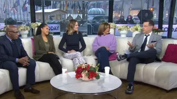 Top de cuello alto Veronica Beard Cedar usado por Savannah Guthrie como se ve en Today el 13 de febrero de 2024